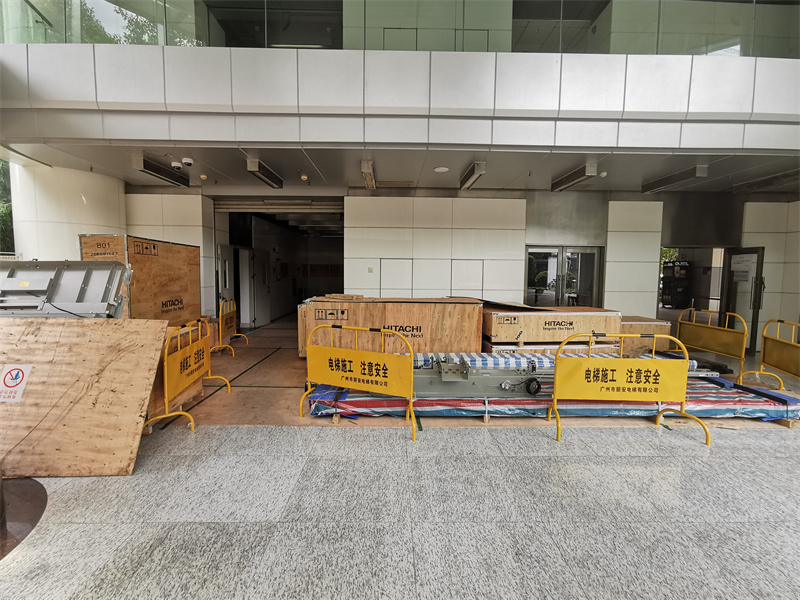 新电梯设备摆放现场围蔽